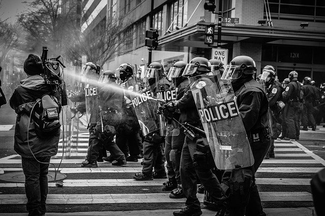 Polizeigewalt – wenn die Uniform es möglich macht…