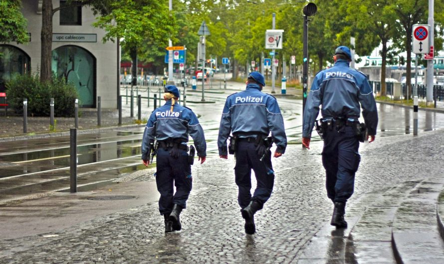 Rassistischer Anschlag – Polizei gibt Tätern Sprengstoff zurück  