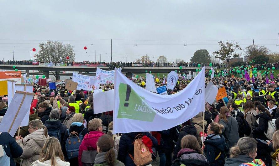 Mehr als 32.000 Menschen gehen gegen Sozialabbau auf die Straße