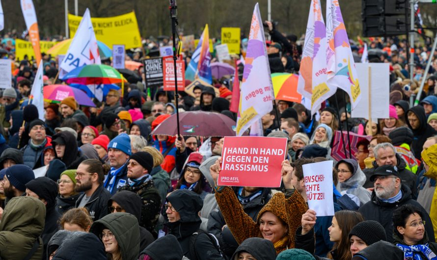 Deutschlandweite Proteste für den Erhalt der „Brandmauer“ 