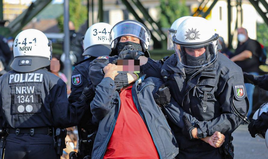 Polizei Wuppertal angeklagt! – Die brutale Auflösung der Engels Demo 2021